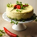 Sernik indyjski z curry, chili, ciecierzycą na szpinakowym spodzie