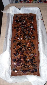 Ciasto czekoladowe z szuszonymi śliwkami i żurawiną