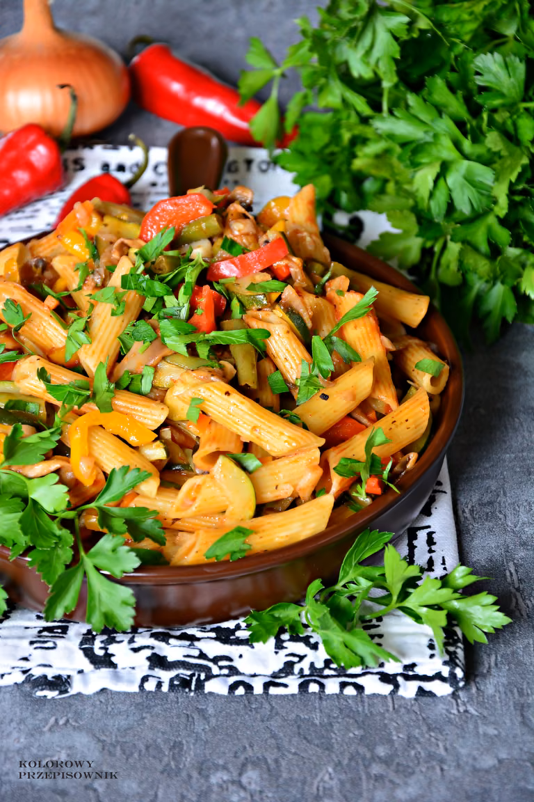 Jednogarnkowy kociołek warzywny z makaronem penne