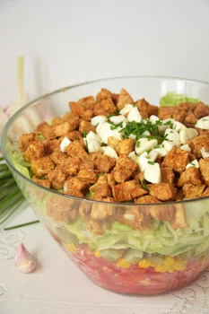 Sałatka gyros z mozzarellą oraz domowym sosem czosnkowym!