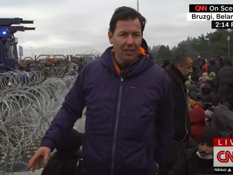 Reporter CNN relacjonował szturm na granicę. Jaki przekaz zobaczył świat?