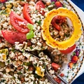Sałatka z kaszą bulgur, pieczoną dynią i chrupkami z ciecierzycy