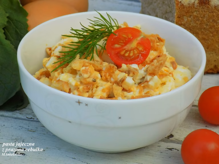 pasta jajeczna z prażoną cebulką
