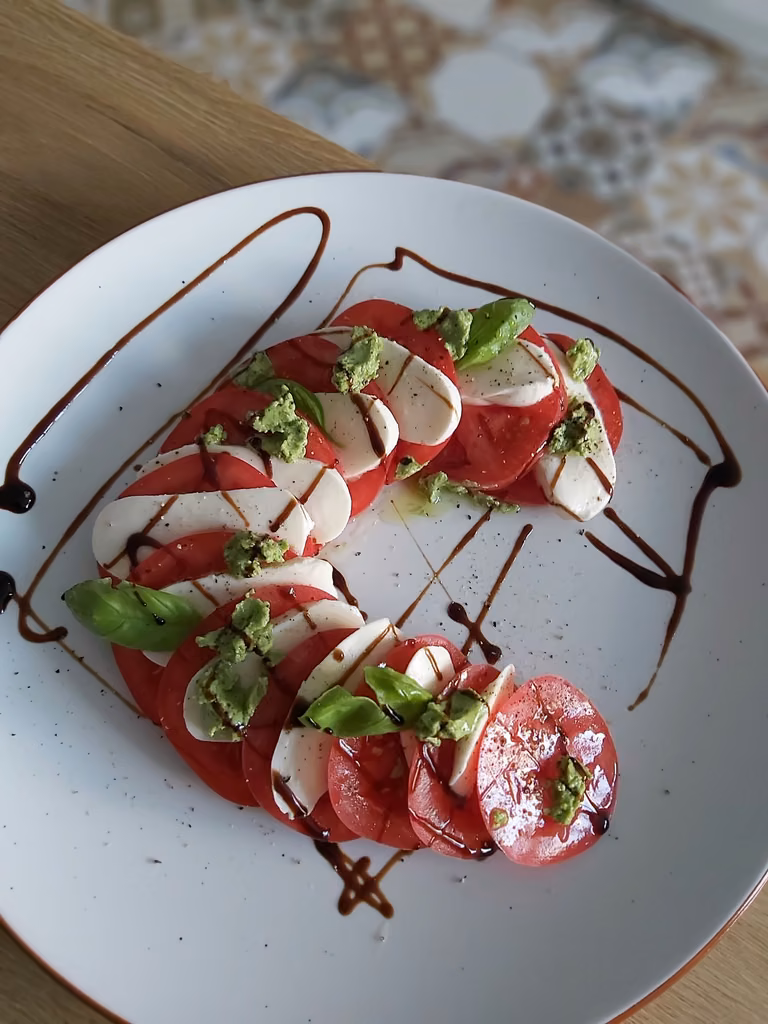 CAPRESE z pesto z liści rzodkiewki