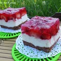 Ciasto z truskawkami  na ciasteczkowym spodzie, z jogurtem greckim, mlekiem kokosowym i likierem