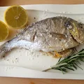 Pieczona dorada w aromatycznej soli