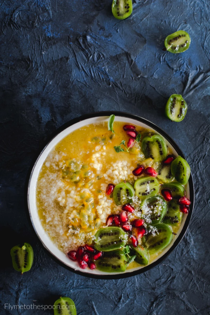 Tropikalne smoothie bowl z kaszą jaglaną