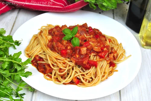 Makaron spaghetti z sosem z kiełbasą