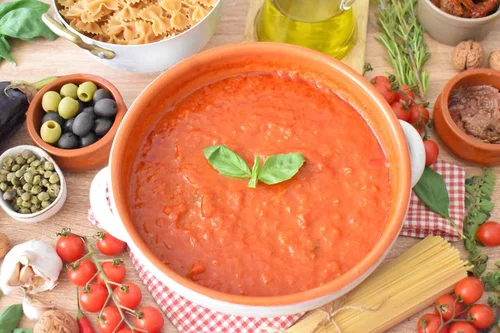 Sos pomidorowy do makaronu - 5 przepisów