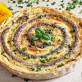Wielkanocna tarta z białą kiełbasą i karmelizowaną cebulą
