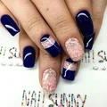 Granatowe paznokcie z białym zdobieniem