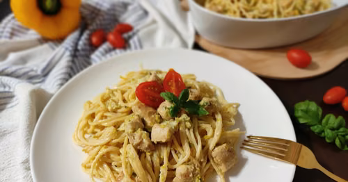 Spaghetti w sosie porowym z kurczakiem.