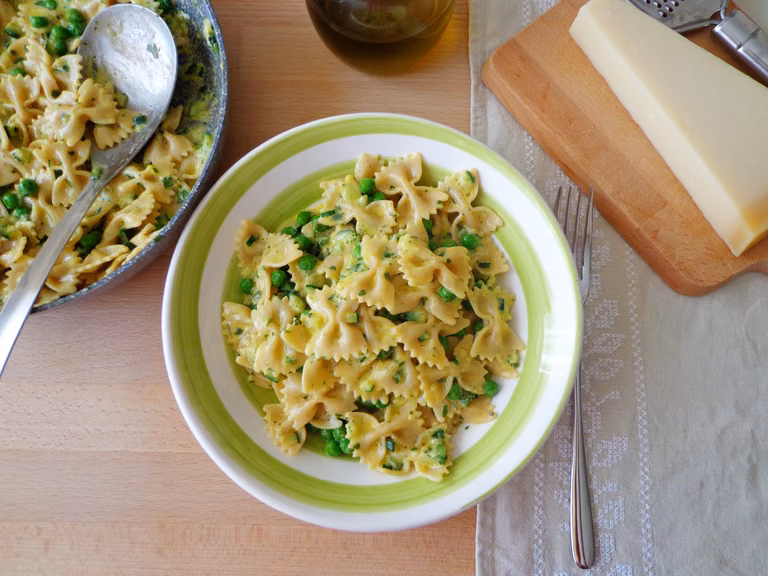 Farfalle alla carbonara z cukinią i groszkiem