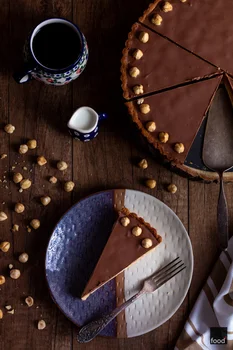 Tarta z orzechami laskowymi w karmelu i czekoladą