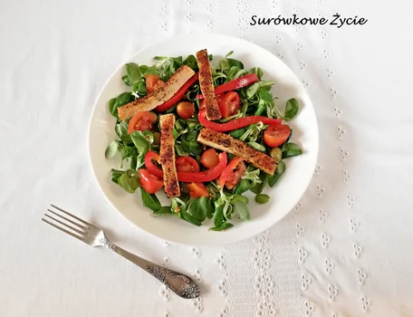 Sałatka z roszponką i pieczonym tofu