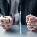 Płatny urlop dla niezaszczepionego pracownika? Pomysł PiS na modyfikacje ustawy.