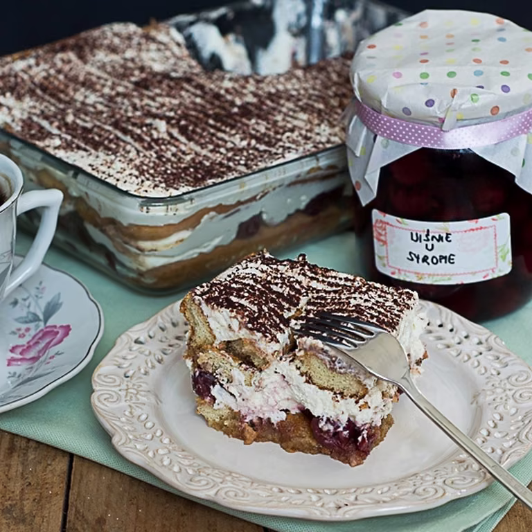 Tiramisu z wiśniami z syropu