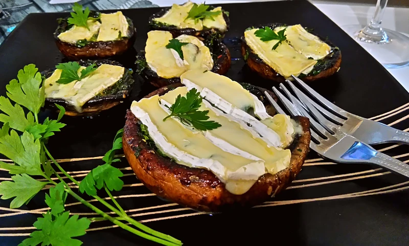 grzyby portobello zapiekane z camembertem