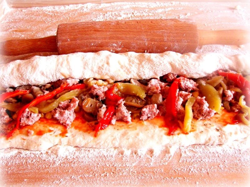 Pizzerinki- mini pizza z zawijanego ciasta drożdżowego
