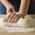 Jak sprawdzić, czy ciasto jest dobrze wyrobione? Zrób „test szyby”