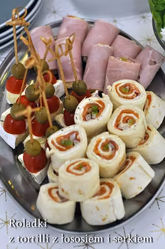 Tortilla z łososiem, ogórkiem i rzodkiewką