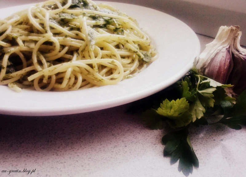 Spaghetti z pesto pietruszkowo-czosnkowym