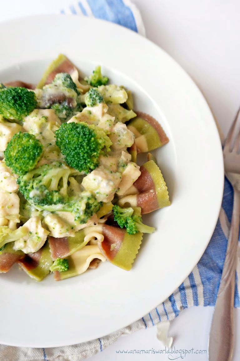 Kokardki (farfalle) z piersią kurczaka, serem Gorgonzola i brokułami