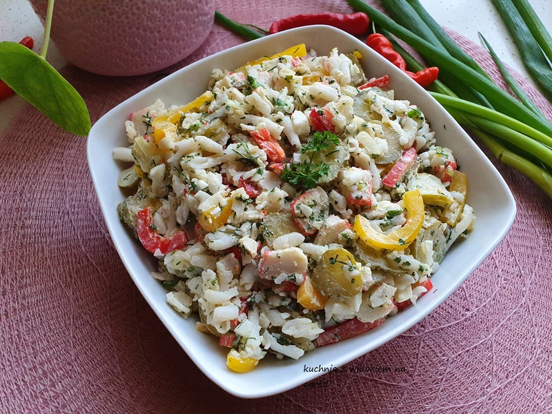 Sałatka makaronowa z paluszkami krabowymi surimi