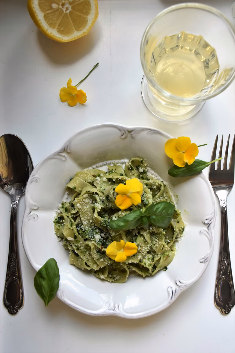 makaron z bazyliowym pesto, czosnkiem i orzechami nerkowca z parmezanem