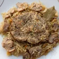 Karkówka z pieczarkami zapiekana w kapuście kiszonej