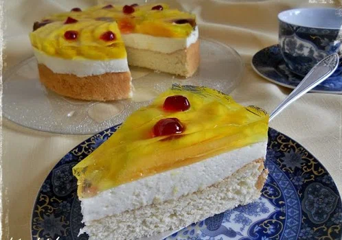 Sernik na zimno z mango i żelkami