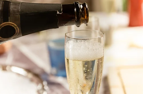 Wróżba z bąbelków szampana i sposób na męża! Sprawdź jaki będzie 2024 rok