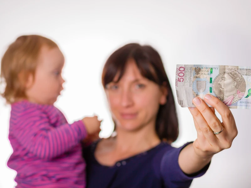 Dodatek osłonowy: Czy 500+ wlicza się do limitu dochodu?
