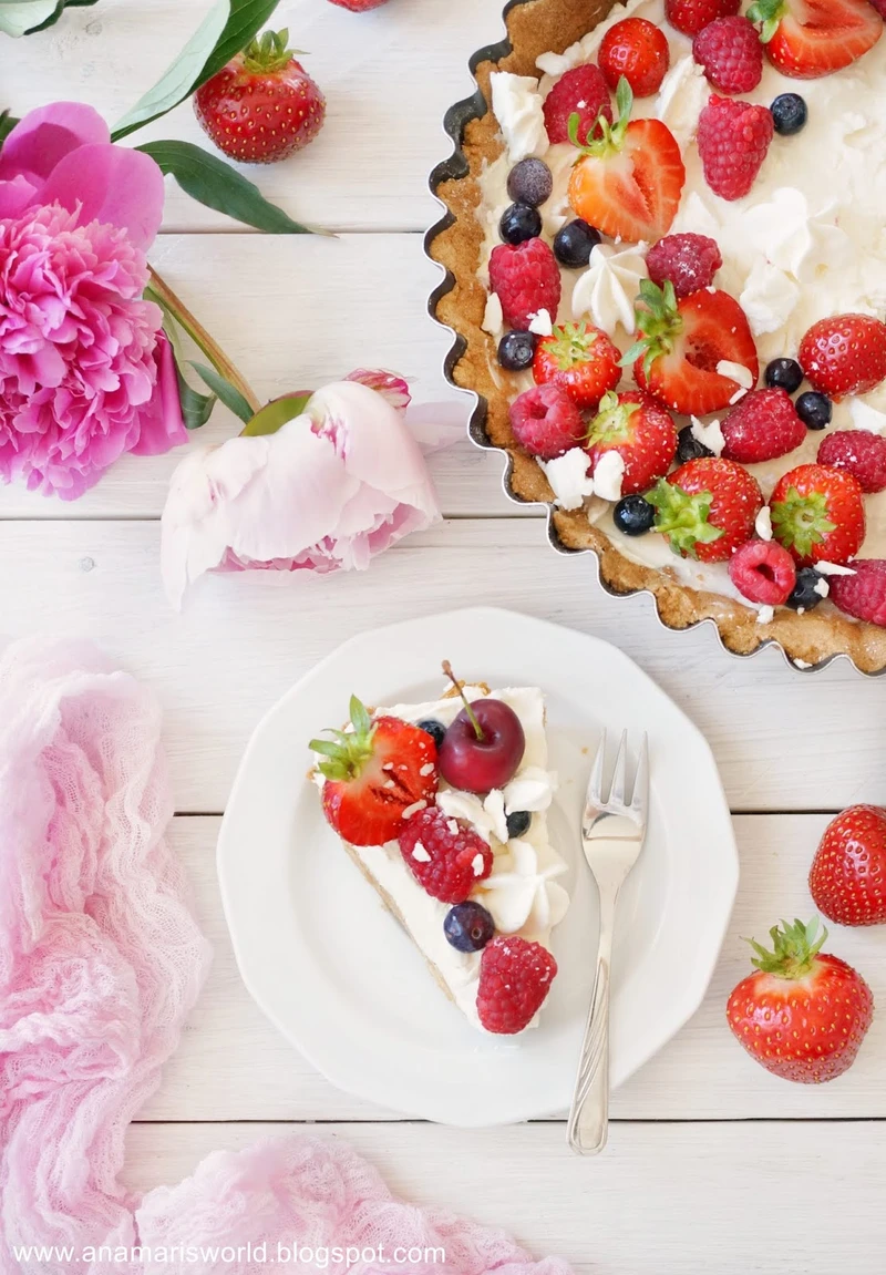Tarta z kremem mascarpone i owocami lata