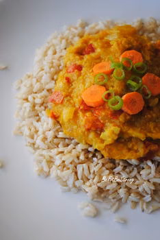 Curry dyniowe z papryką i marchewką na ryżu naturalnym