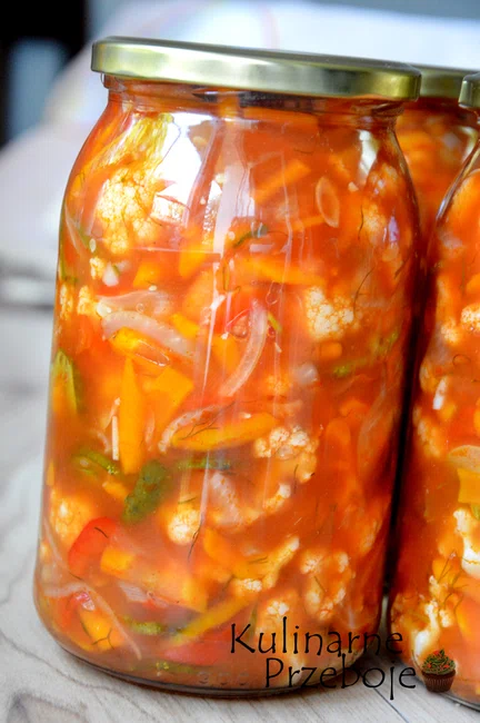 Sałatka z kalafiora i ogórków w zalewie pomidorowej – do słoików na zimę