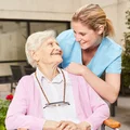 Polska wprowadza bon senioralny. Dla kogo 2150 zł na opiekę? Oto warunki