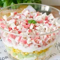 Warstwowa sałatka surimi