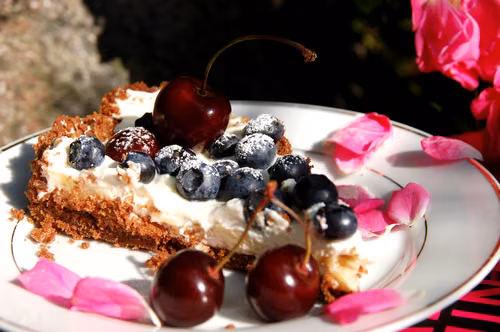 Tarta na słodko z owocami i ciasteczkowym spodem