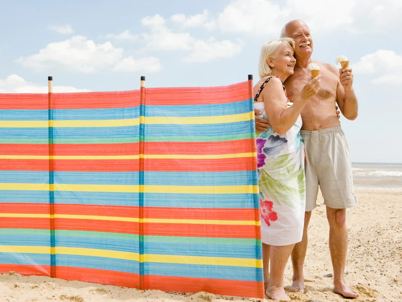 Parawany na polskich plażach – dlaczego się grodzimy? Odpowiedź leży w naszej historii
