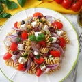 Makaronowa sałatka z fetą, pomidorkami i oliwkami