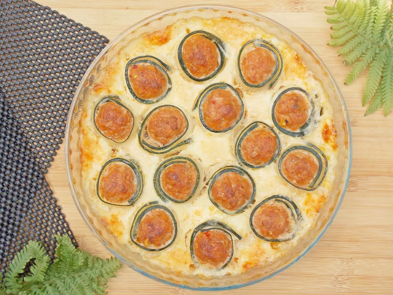 Zapiekane cannelloni z cukinii i mięsa mielonego w sosie beszamelowym