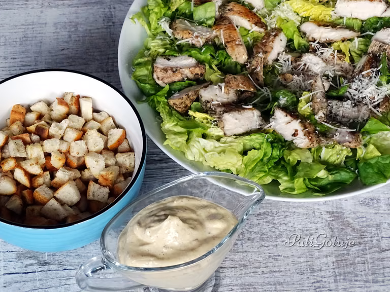 Sałatka Cezar z grillowanym kurczakiem