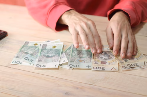 Od 1 lipca 1000 złotych więcej do pensji! Rada Ministrów zdecydowała o dodatku dla TYCH pracowników