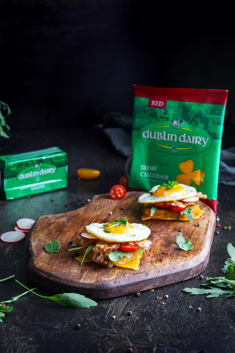 Tosty francuskie z serem cheddar boczkiem i jakiem sadzonym