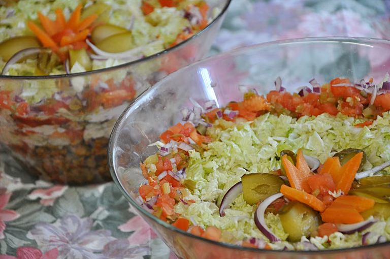 Warstwowa sałatka gyros-kebab