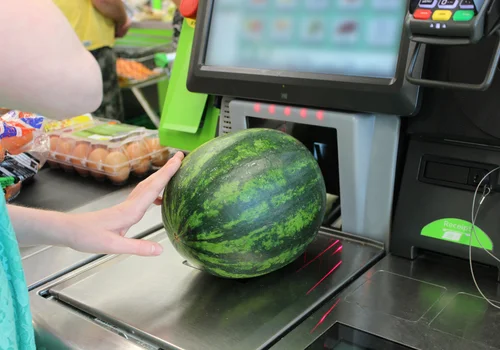 Nie rób tego przy kasie w Biedronce. Ten błąd popełnia wielu klientów!