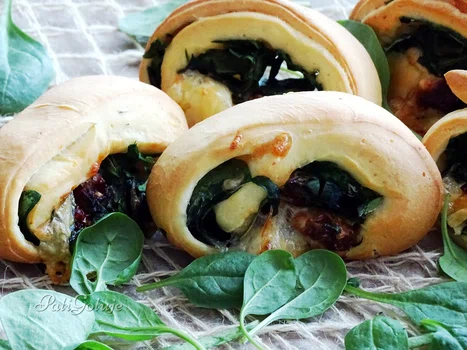 Rolowane drożdżowe bułeczki ze szpinakiem i suszonymi pomidorami