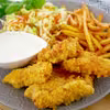 Stripsy z kurczaka z sosem czosnkowym, frytkami i surówką – domowy fast food