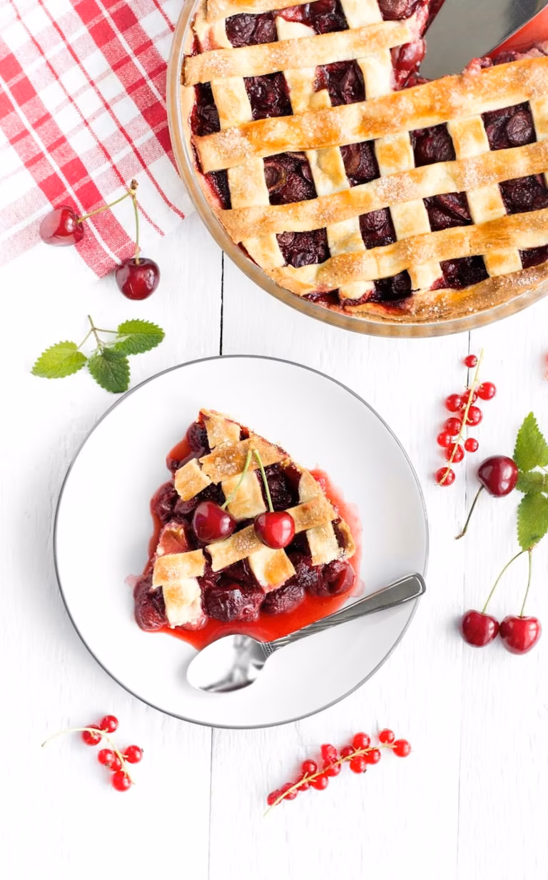 Krucha tarta z truskawkami i czereśniami
